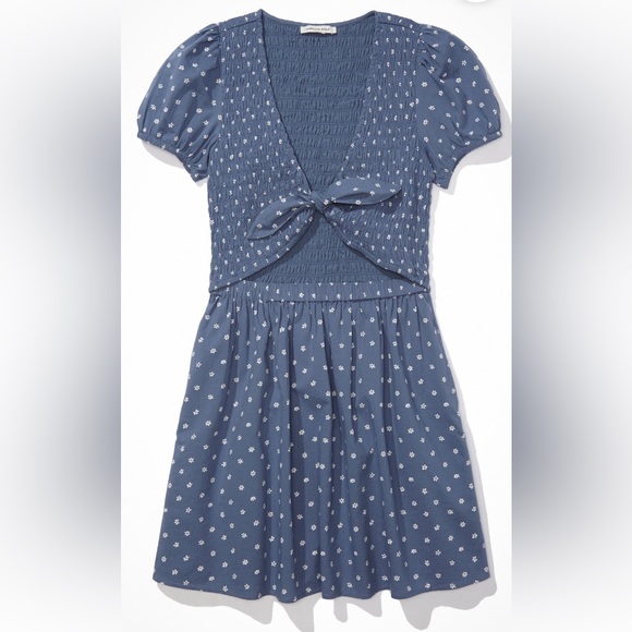 NWT American Eagle Blue and White Daisy Floral Tie Front Smocked Dress Sz Large - Picture 1 of 9